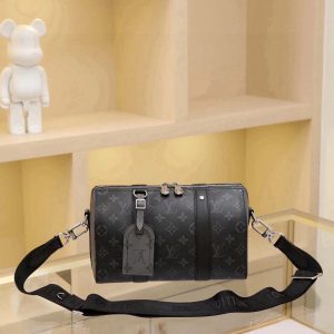 This Keepall XS bag is perfect for women to carry, featuring a unisex design. The black Monogram pattern looks incredibly stylish. Most importantly, the shoulder strap is adjustable. It features Monogram coated canvas with leather trim, a fabric lining, a zipper closure, and a removable, adjustable shoulder strap!! Dimensions: 27 x 17 x 13 cm.